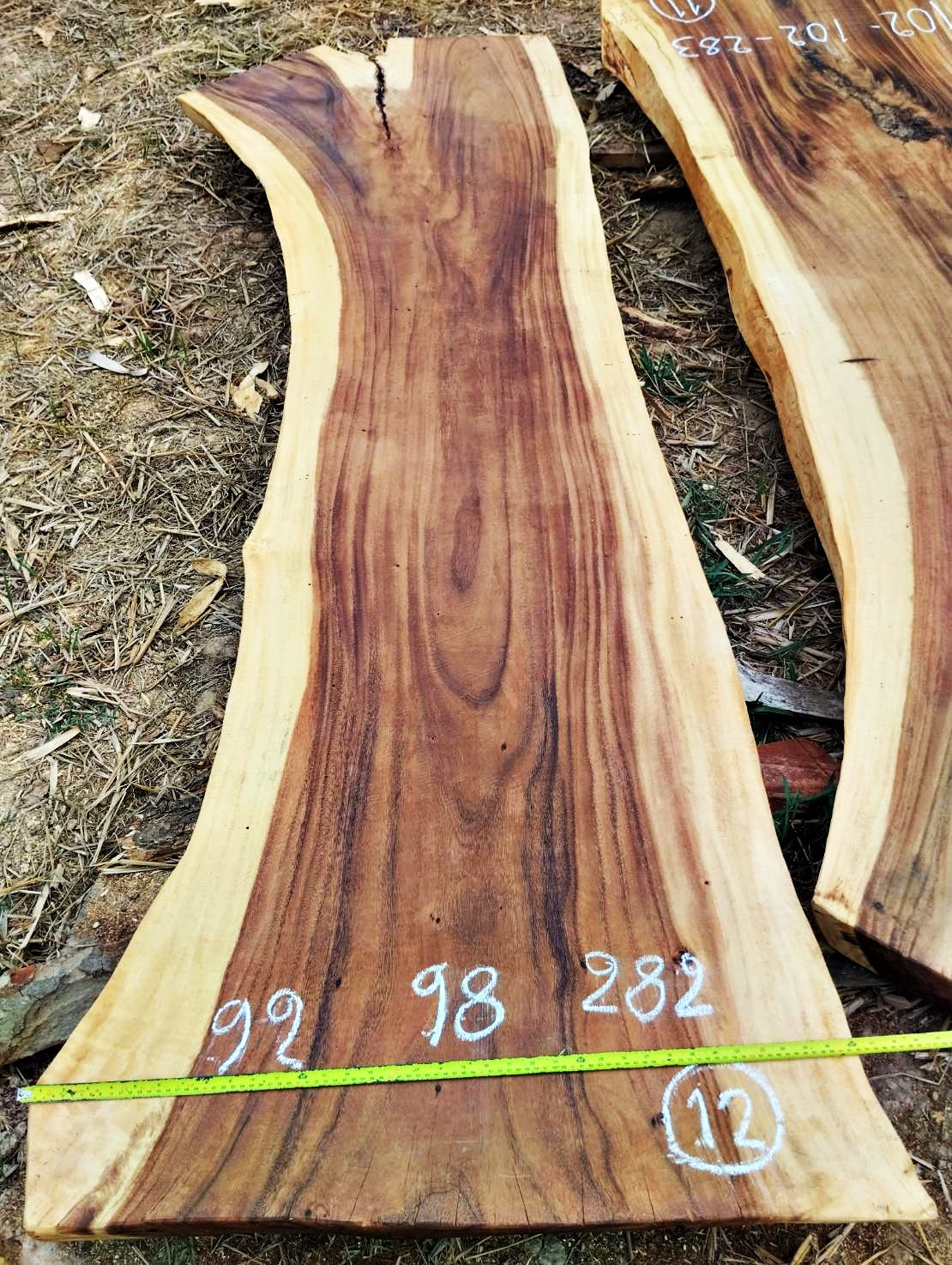 Tisch aus Akazienholz 12 - produziert in Thailand