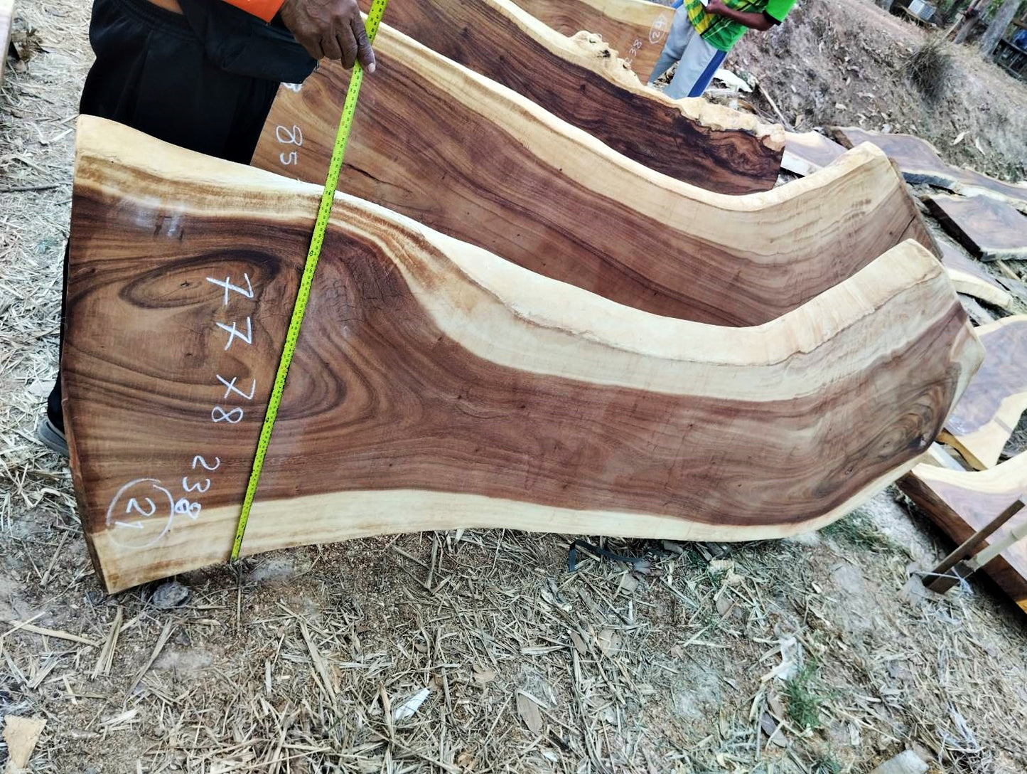 Tisch aus Akazienholz 21 - produziert in Thailand