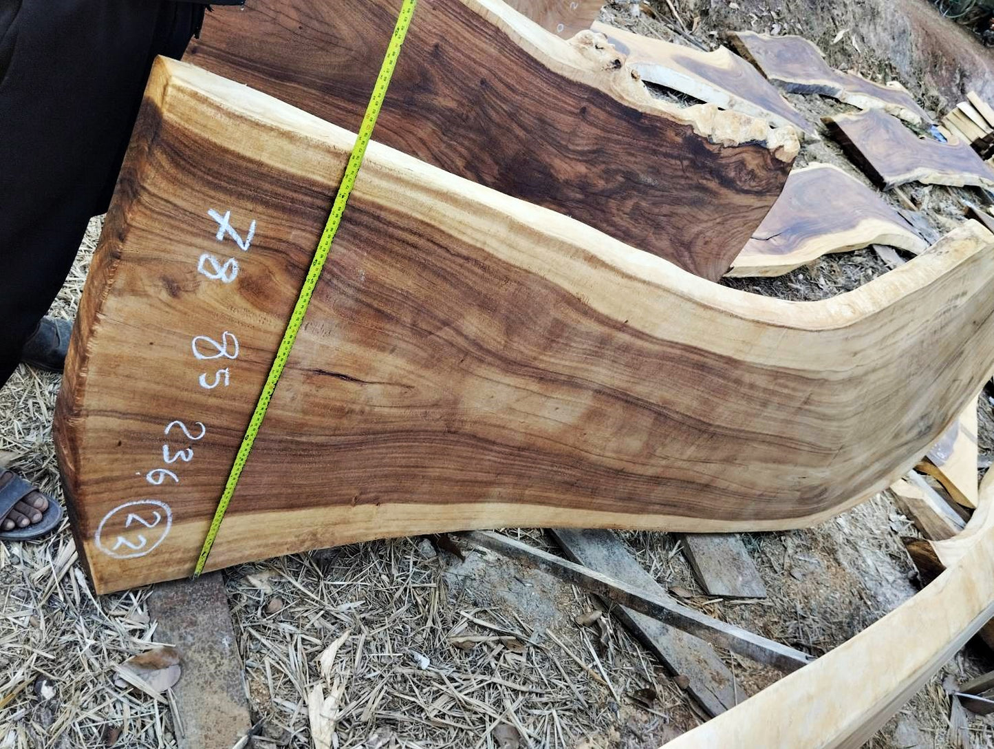 Tisch aus Akazienholz 22 - produziert in Thailand