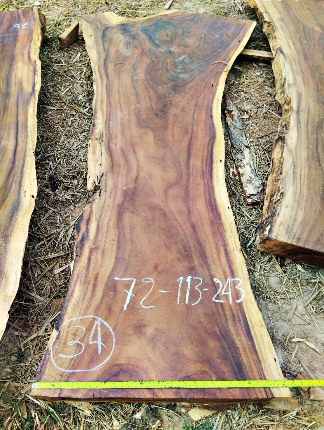 Tisch aus Akazienholz 34 - produziert in Thailand