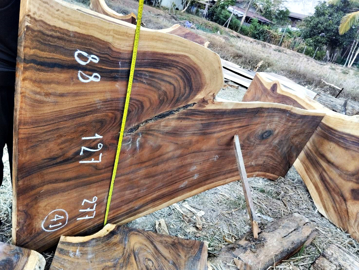 Tisch aus Akazienholz 41 - produziert in Thailand