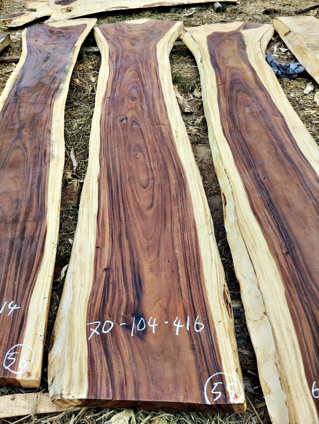 Tisch aus Akazienholz 55 - produziert in Thailand